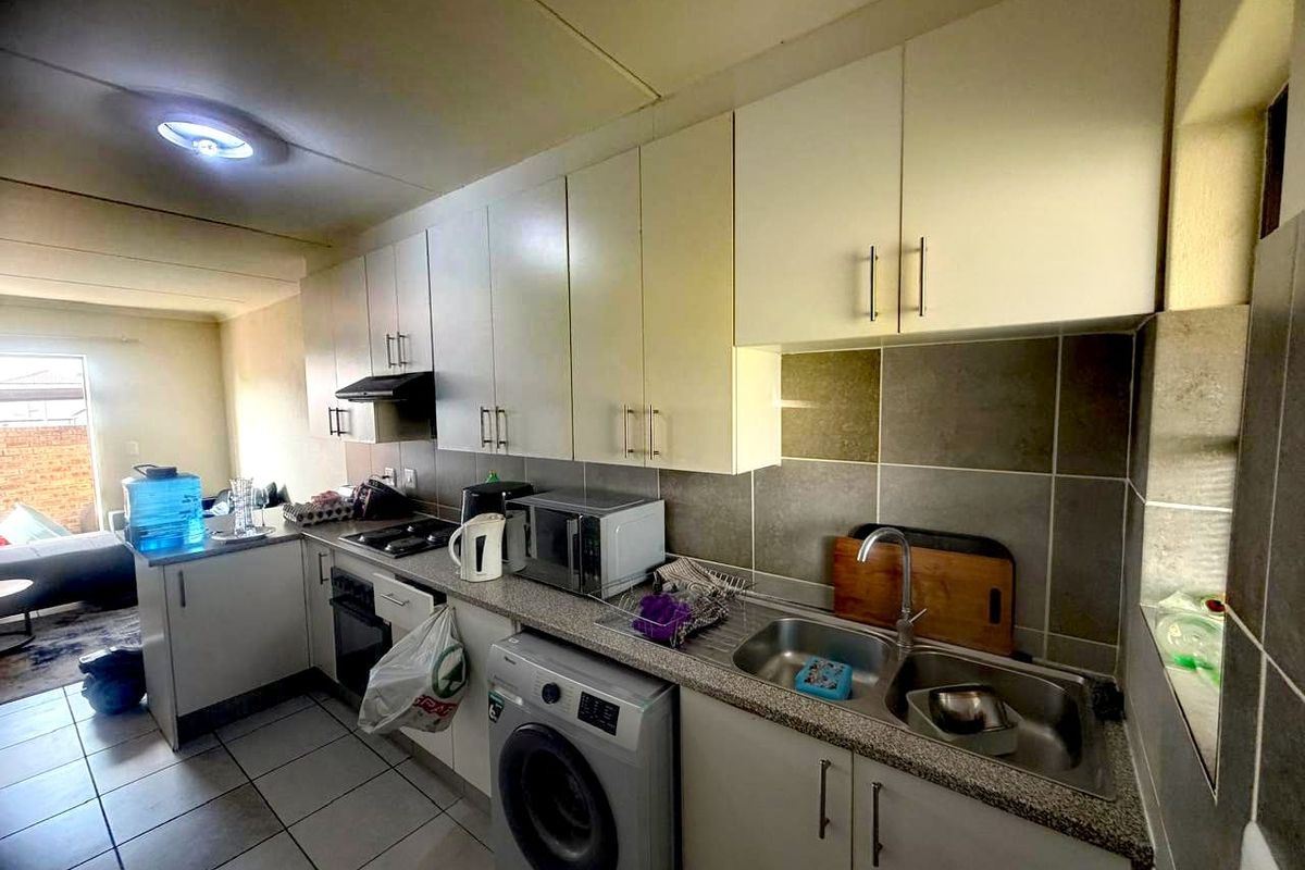 Stylish Low-Maintenance Simplex in Secure Estate Living - Photo 3