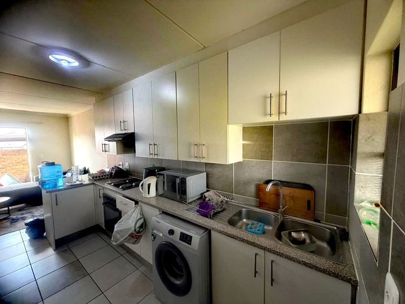 Stylish Low-Maintenance Simplex in Secure Estate Living - Photo 3