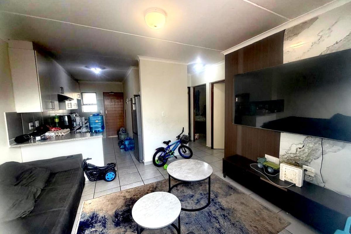 Stylish Low-Maintenance Simplex in Secure Estate Living - Photo 5