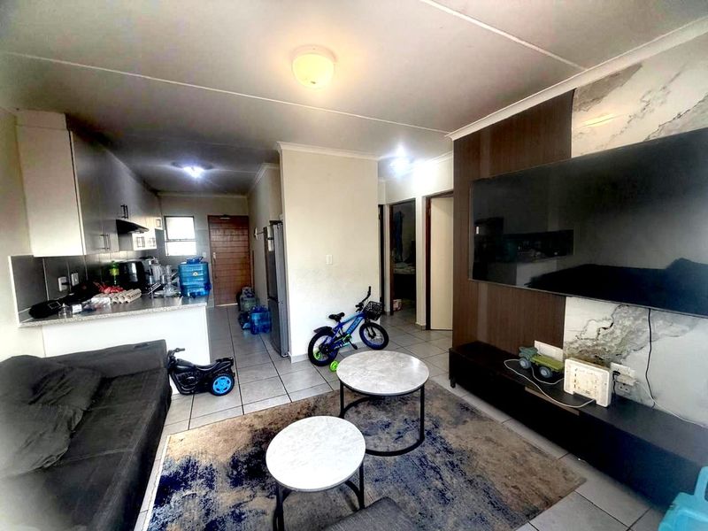 Stylish Low-Maintenance Simplex in Secure Estate Living - Photo 5