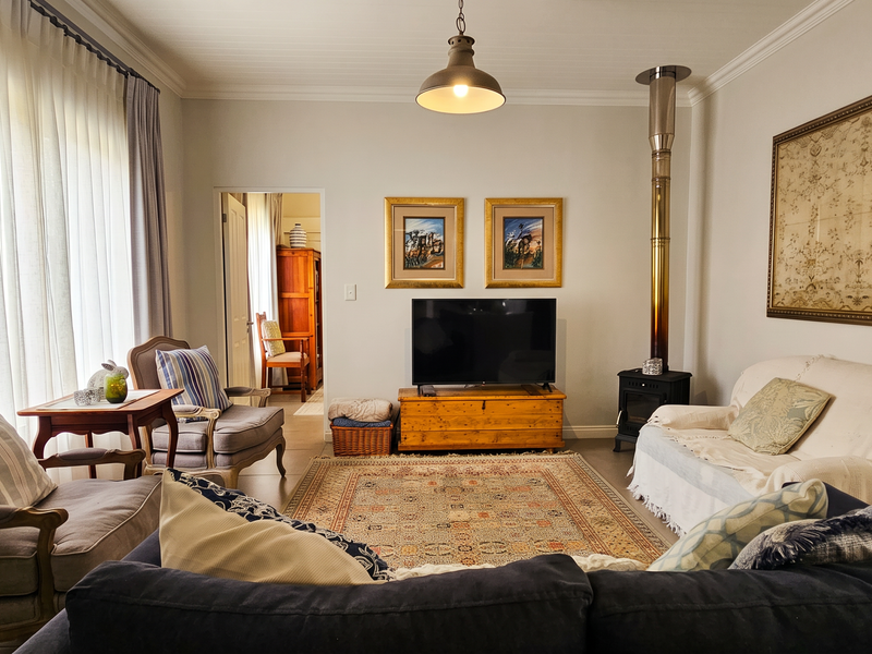 A Mountain View Retreat – 2-Bedroom Home with Separate Cottage - Photo 9