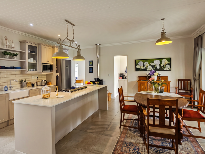 A Mountain View Retreat – 2-Bedroom Home with Separate Cottage - Photo 7