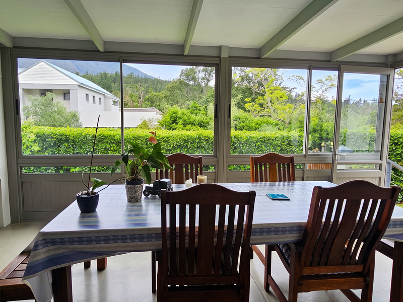 A Mountain View Retreat – 2-Bedroom Home with Separate Cottage - Photo 6