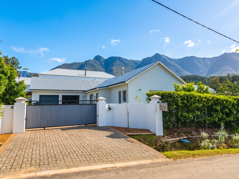 A Mountain View Retreat – 2-Bedroom Home with Separate Cottage - Photo 2