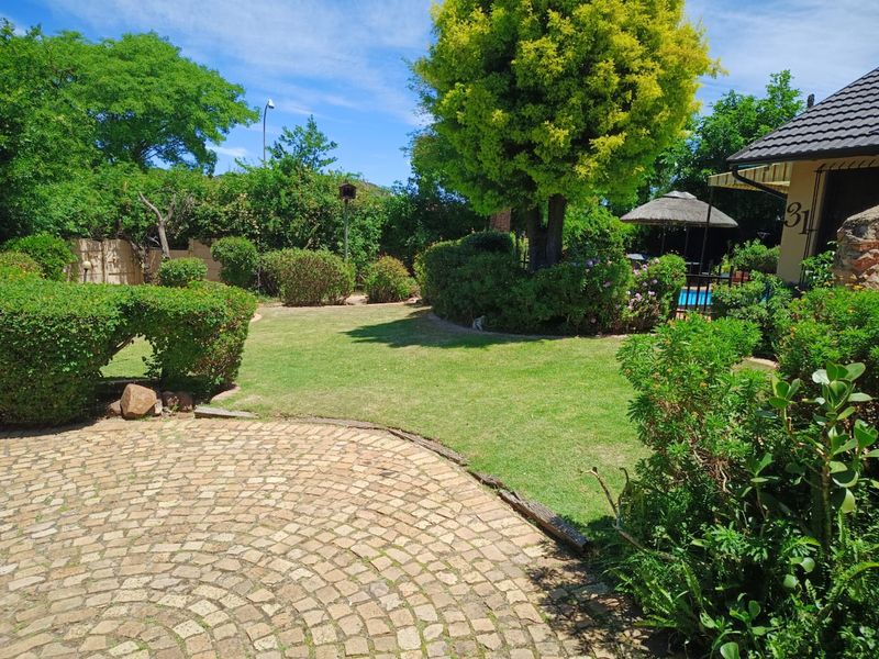 4-BEDROOM HOME WITH SPARKLING POOL & SEPARATE COTTAGE IN ALAN MANOR – FOR SALE! - Photo 2
