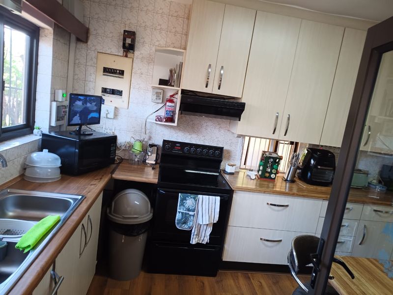 4-BEDROOM HOME WITH SPARKLING POOL & SEPARATE COTTAGE IN ALAN MANOR – FOR SALE! - Photo 6