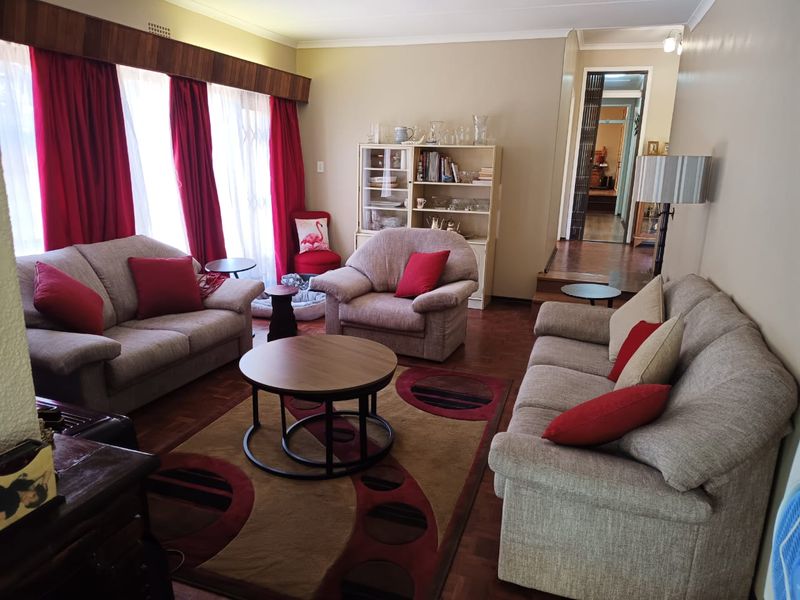 4-BEDROOM HOME WITH SPARKLING POOL & SEPARATE COTTAGE IN ALAN MANOR – FOR SALE! - Photo 3