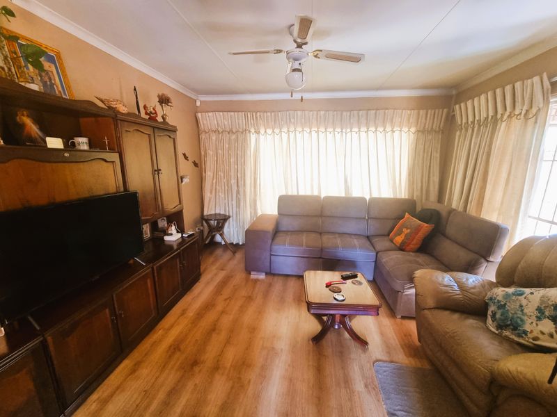 Perfect townhouse, featuring ample natural light and serene suburban charm - Photo 2