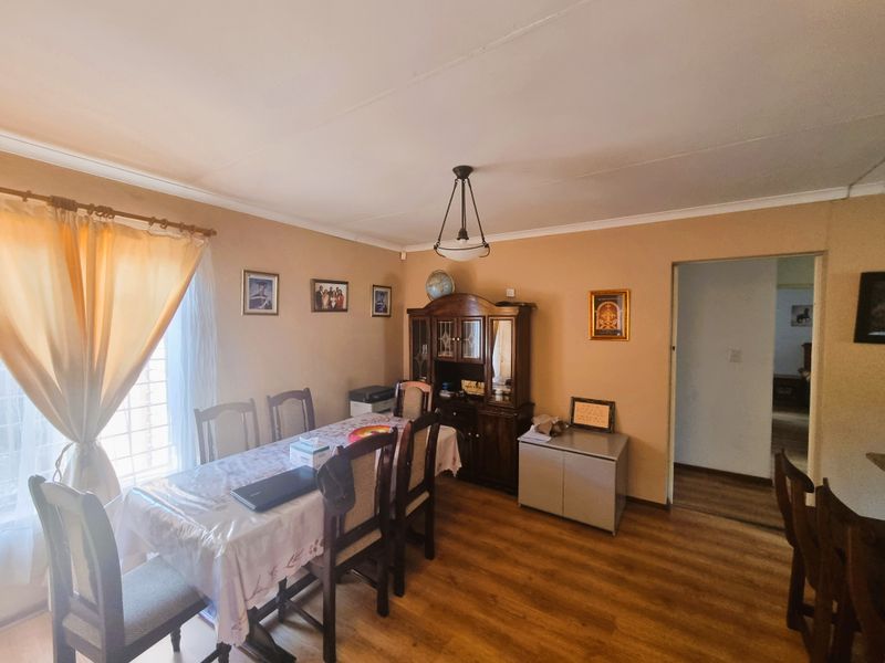 Perfect townhouse, featuring ample natural light and serene suburban charm - Photo 9