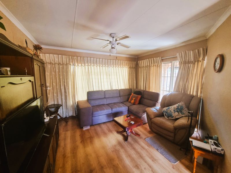 Perfect townhouse, featuring ample natural light and serene suburban charm - Photo 10