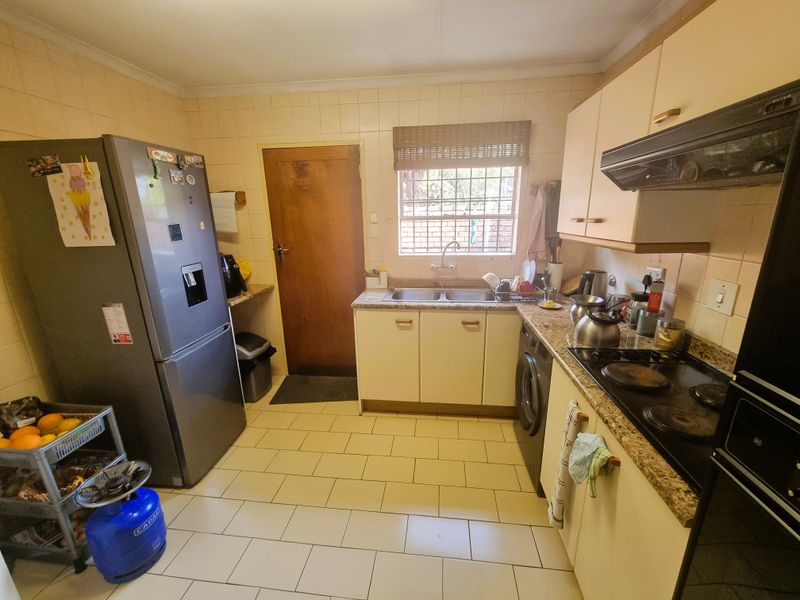 Perfect townhouse, featuring ample natural light and serene suburban charm - Photo 7