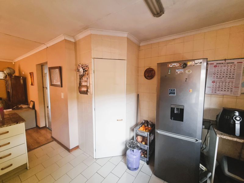 Perfect townhouse, featuring ample natural light and serene suburban charm - Photo 6