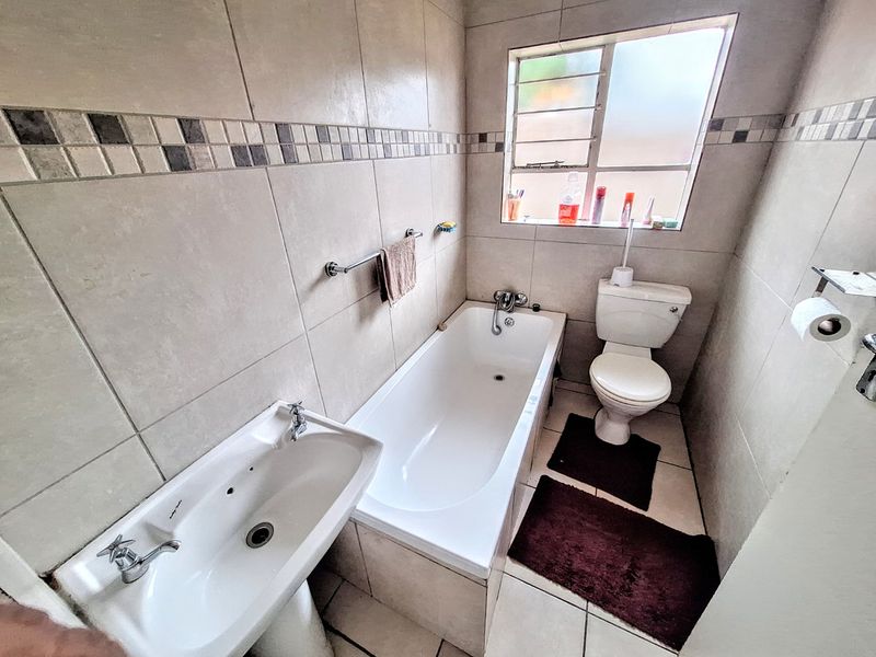 Cozy and Secure 2-Bedroom Retreat in The Orchards, Akasia - Photo 6