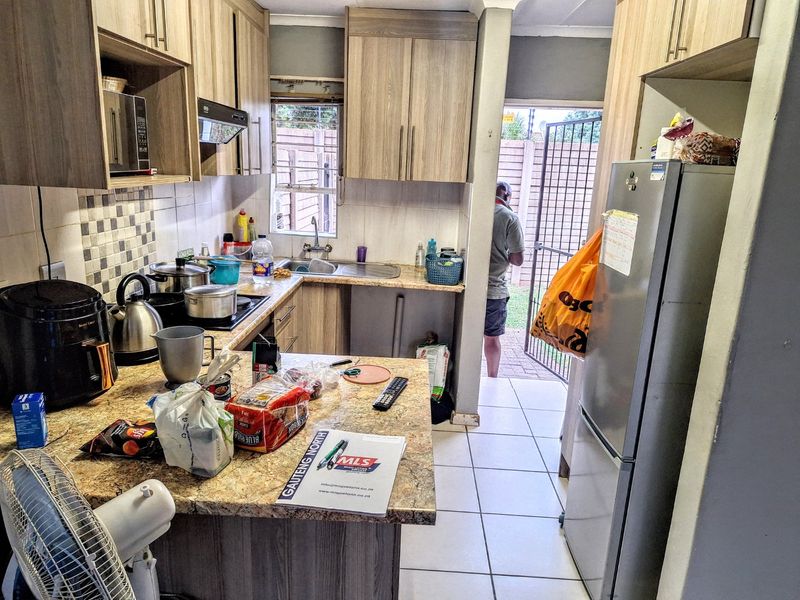 Cozy and Secure 2-Bedroom Retreat in The Orchards, Akasia - Photo 3