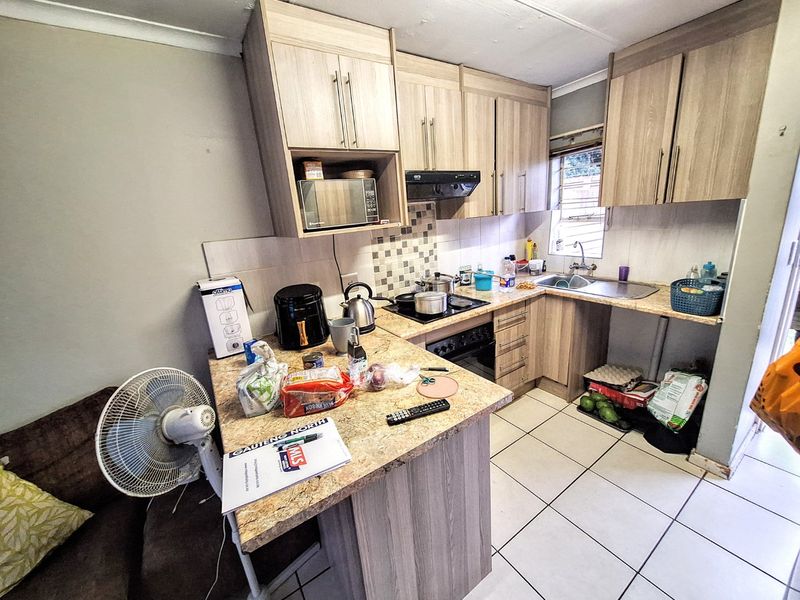 Cozy and Secure 2-Bedroom Retreat in The Orchards, Akasia - Photo 2