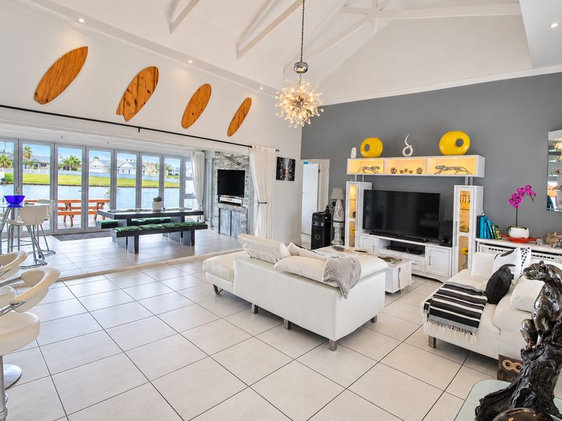 Exclusive Waterfront Living in Marina Martinique - Photo 4