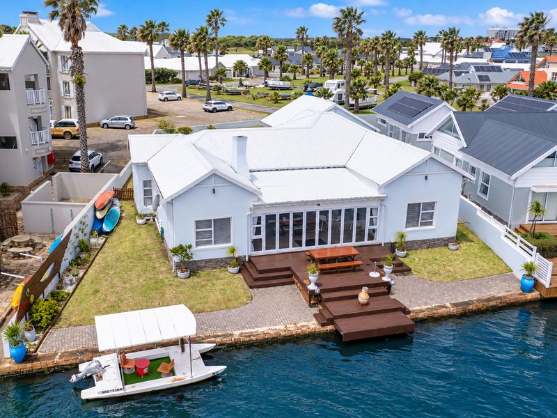 Exclusive Waterfront Living in Marina Martinique - Photo 2