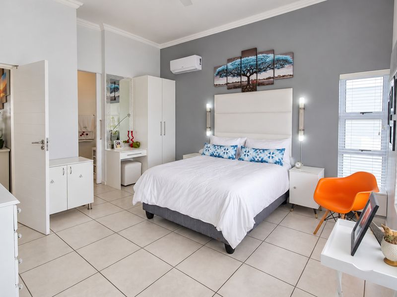 Exclusive Waterfront Living in Marina Martinique - Photo 9