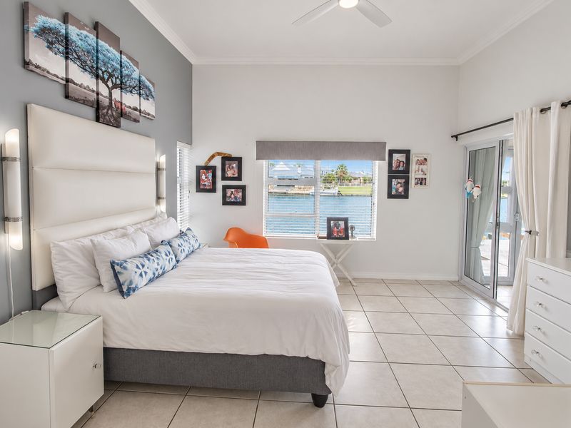 Exclusive Waterfront Living in Marina Martinique - Photo 8