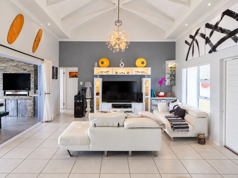 Exclusive Waterfront Living in Marina Martinique - Photo 3