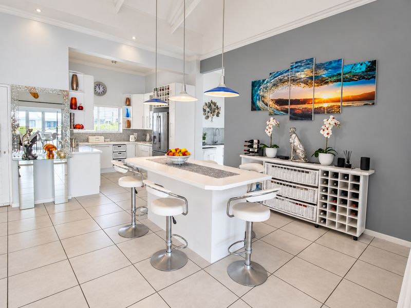Exclusive Waterfront Living in Marina Martinique - Photo 5