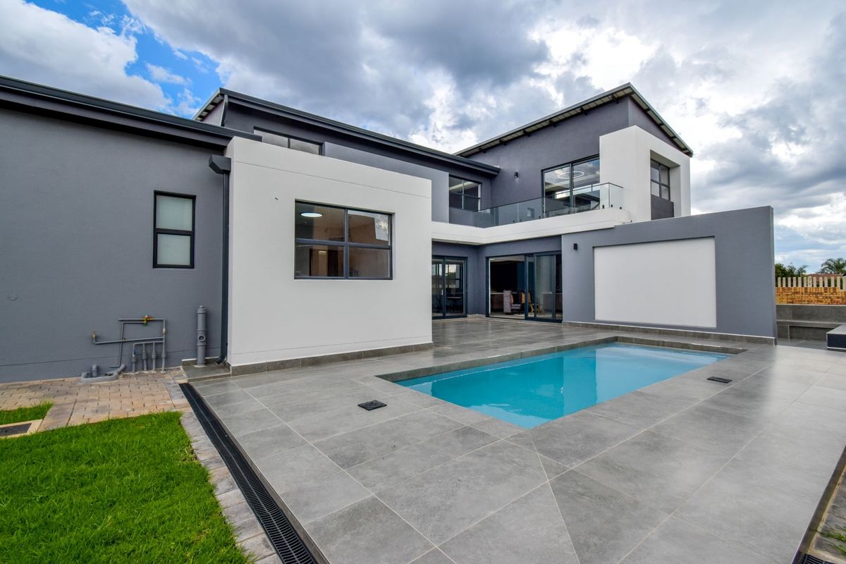 Elegant Family Living in Prestigious Midstream Heights - Photo 5