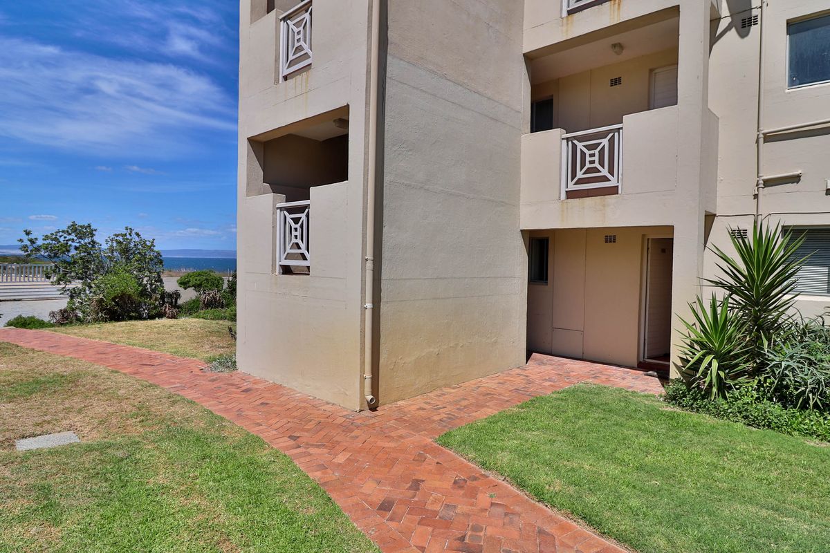 Three Bedroom Ground Floor Apartment in Hermanus - Photo 4