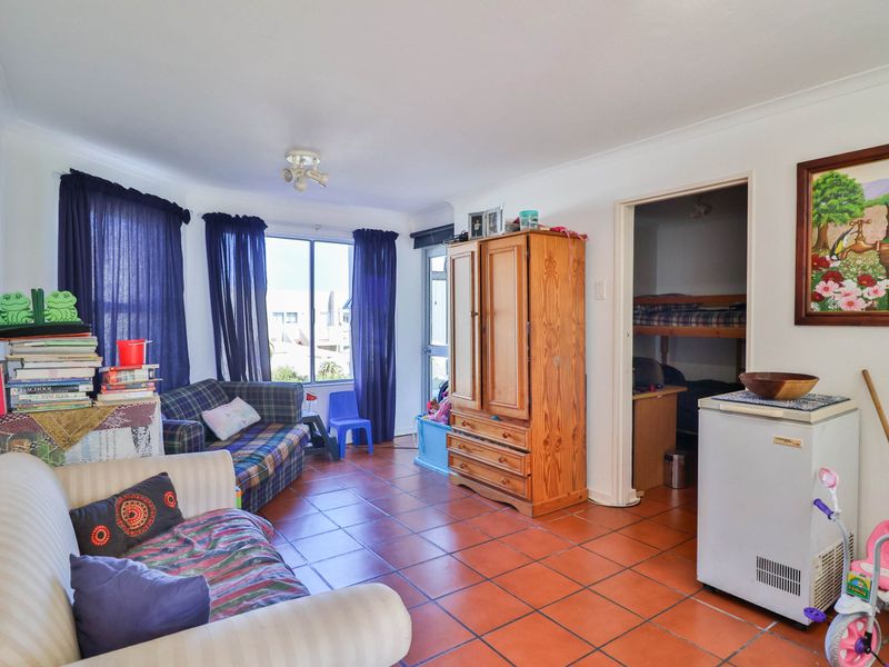 Three Bedroom Ground Floor Apartment in Hermanus - Photo 5
