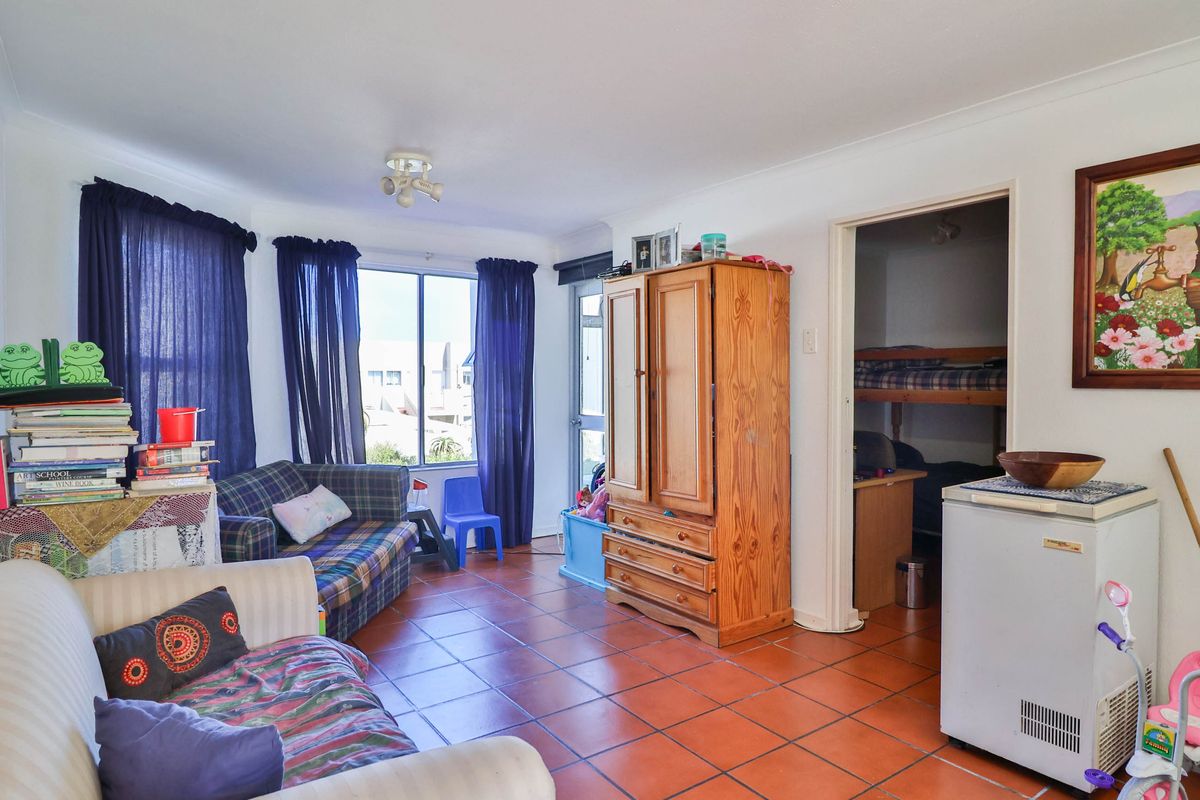 Three Bedroom Ground Floor Apartment in Hermanus - Photo 5