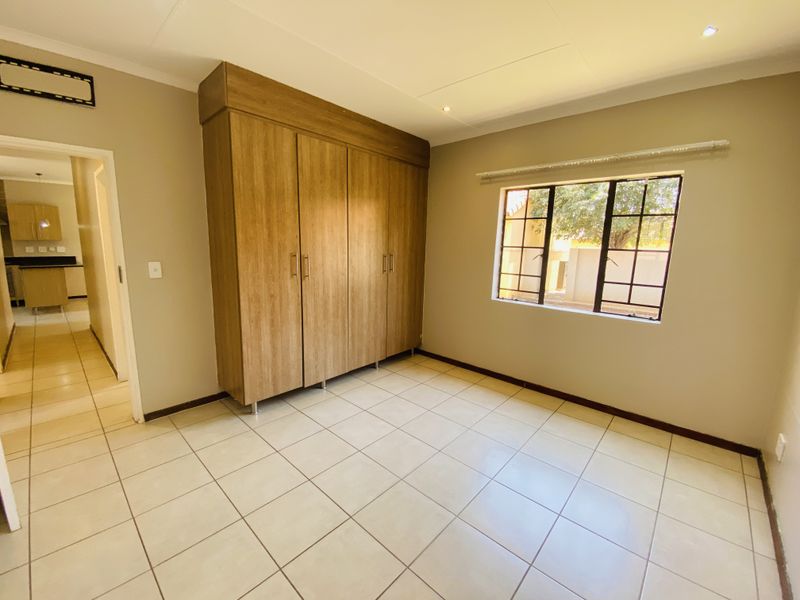 Stunning Three Bedroom Home In A Beautiful Estate - Photo 10