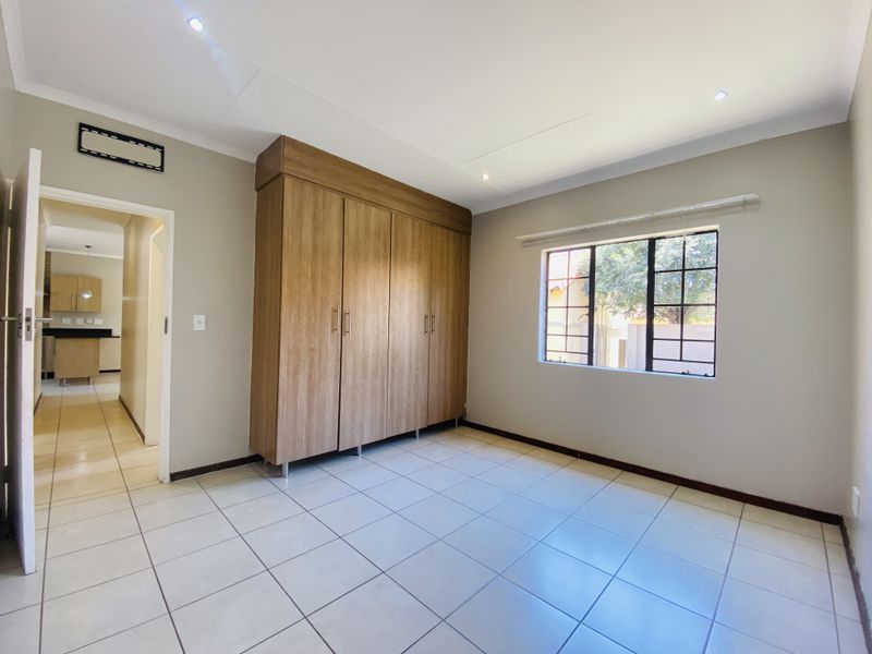 Stunning Three Bedroom Home In A Beautiful Estate - Photo 9