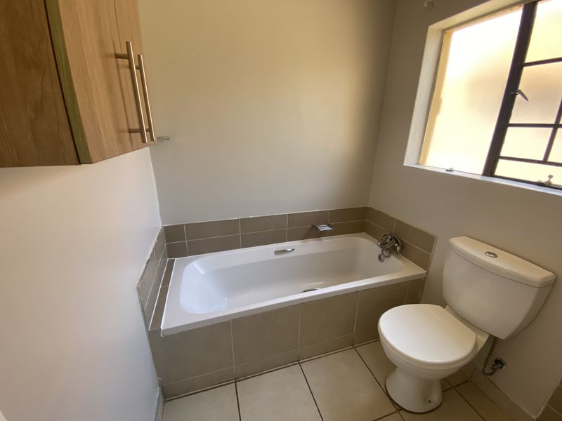 Stunning Three Bedroom Home In A Beautiful Estate - Photo 8