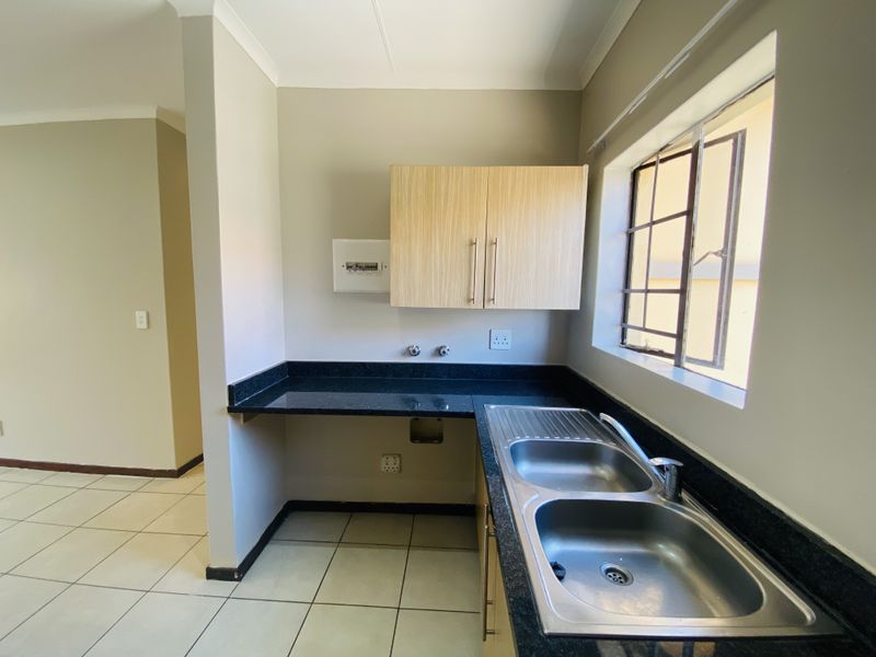 Stunning Three Bedroom Home In A Beautiful Estate - Photo 6