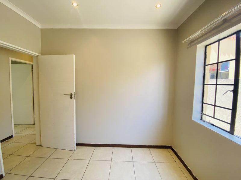 Stunning Three Bedroom Home In A Beautiful Estate - Photo 7