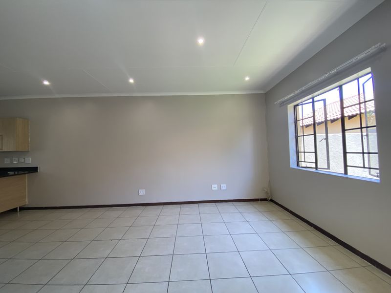 Stunning Three Bedroom Home In A Beautiful Estate - Photo 3