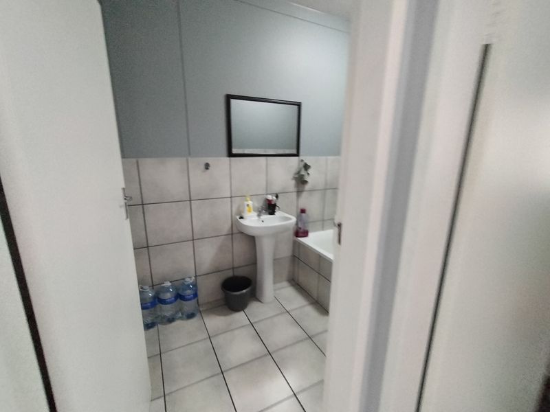 "Spacious apartment in Pretoria North, Pretoria - perfect for first-time buyers. - Photo 8