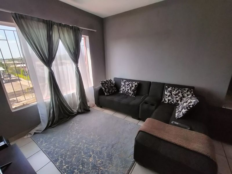 "Spacious apartment in Pretoria North, Pretoria - perfect for first-time buyers. - Photo 2