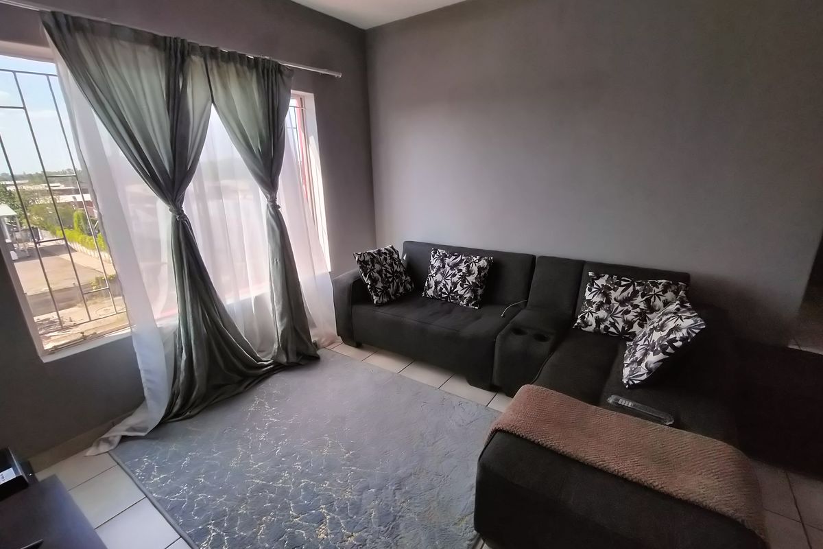 "Spacious apartment in Pretoria North, Pretoria - perfect for first-time buyers. - Photo 2