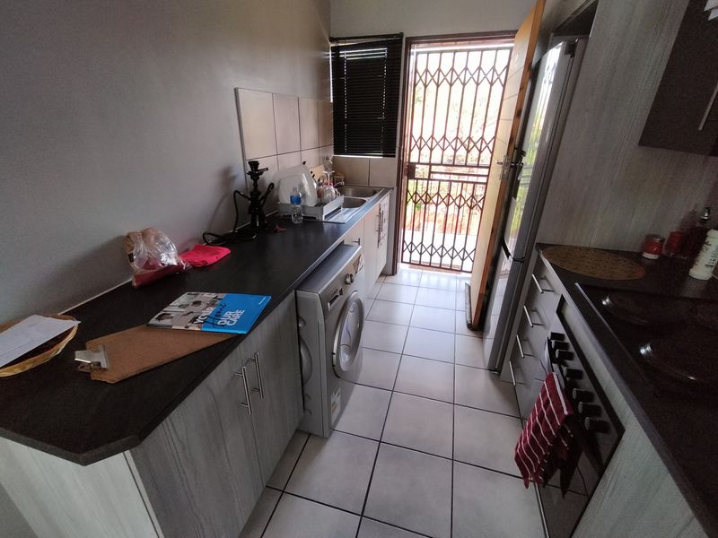 "Spacious apartment in Pretoria North, Pretoria - perfect for first-time buyers. - Photo 3