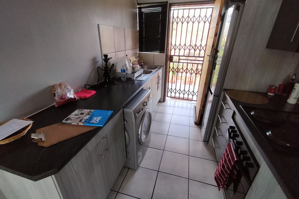 "Spacious apartment in Pretoria North, Pretoria - perfect for first-time buyers. - Photo 3