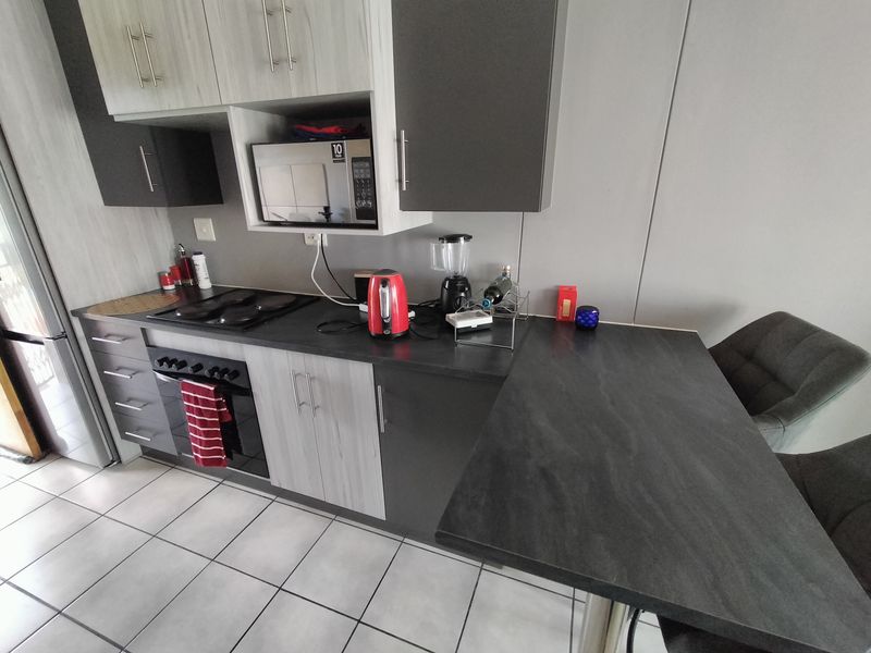 "Spacious apartment in Pretoria North, Pretoria - perfect for first-time buyers. - Photo 4