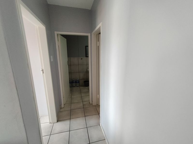 "Spacious apartment in Pretoria North, Pretoria - perfect for first-time buyers. - Photo 5