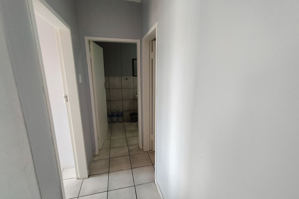 "Spacious apartment in Pretoria North, Pretoria - perfect for first-time buyers. - Photo 5