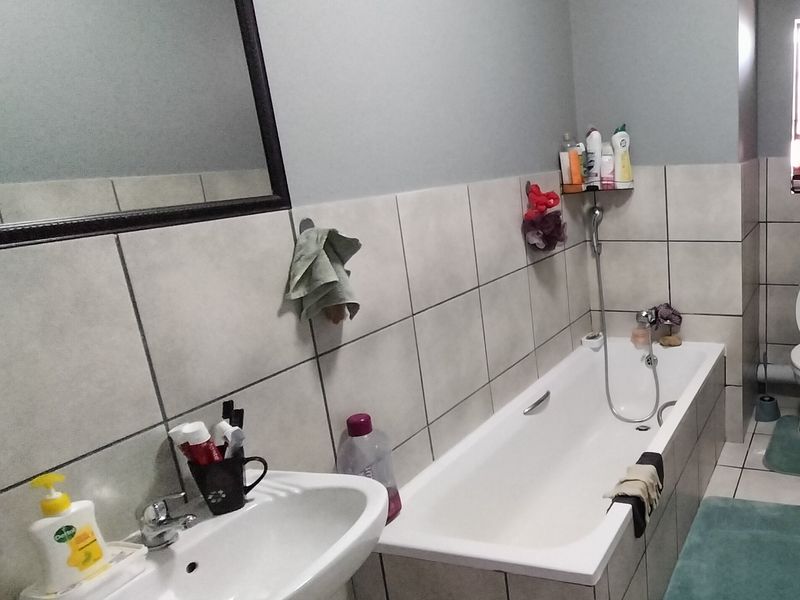 "Spacious apartment in Pretoria North, Pretoria - perfect for first-time buyers. - Photo 9