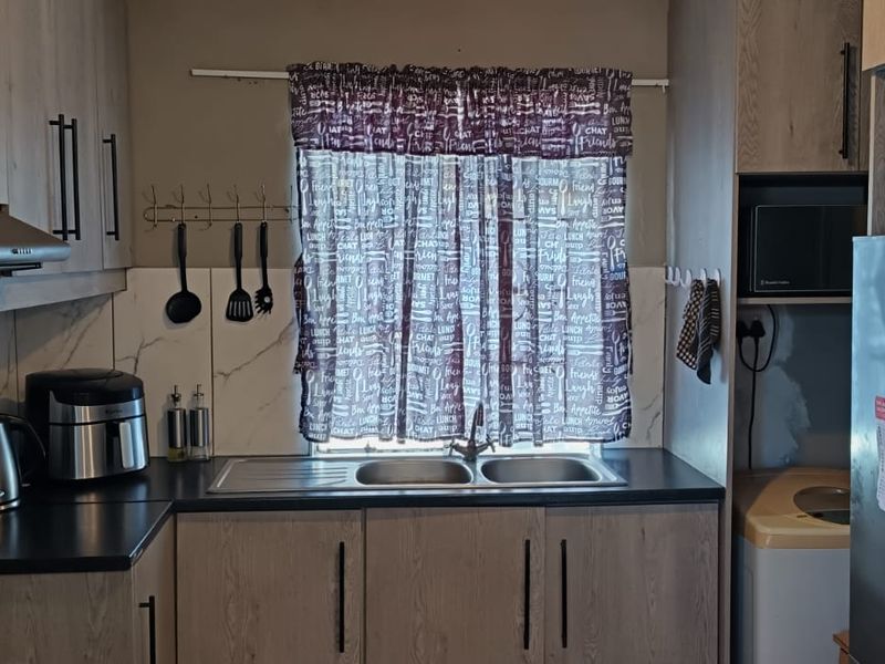 A Charming Starter Home with Exciting Potential in Avian Park, Worcester - Photo 4