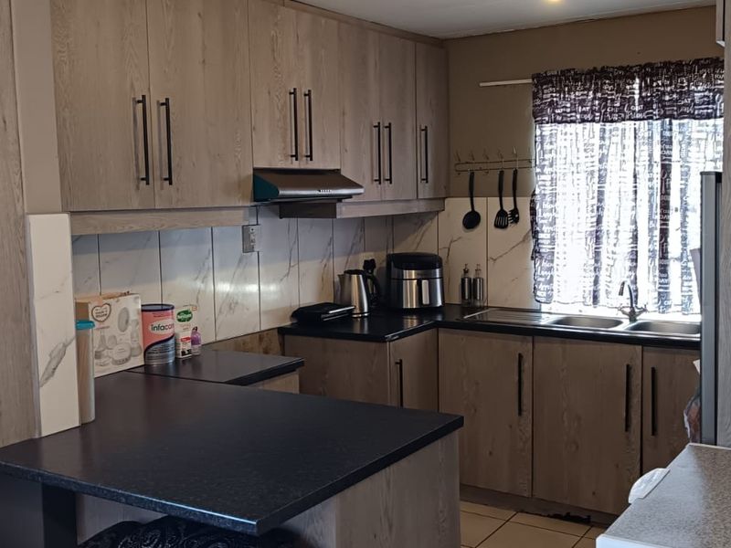 A Charming Starter Home with Exciting Potential in Avian Park, Worcester - Photo 3