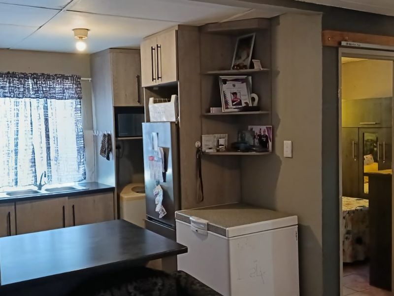 A Charming Starter Home with Exciting Potential in Avian Park, Worcester - Photo 2