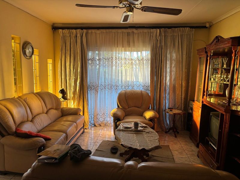 Spacious 3-Bedroom house for sale - Photo 4