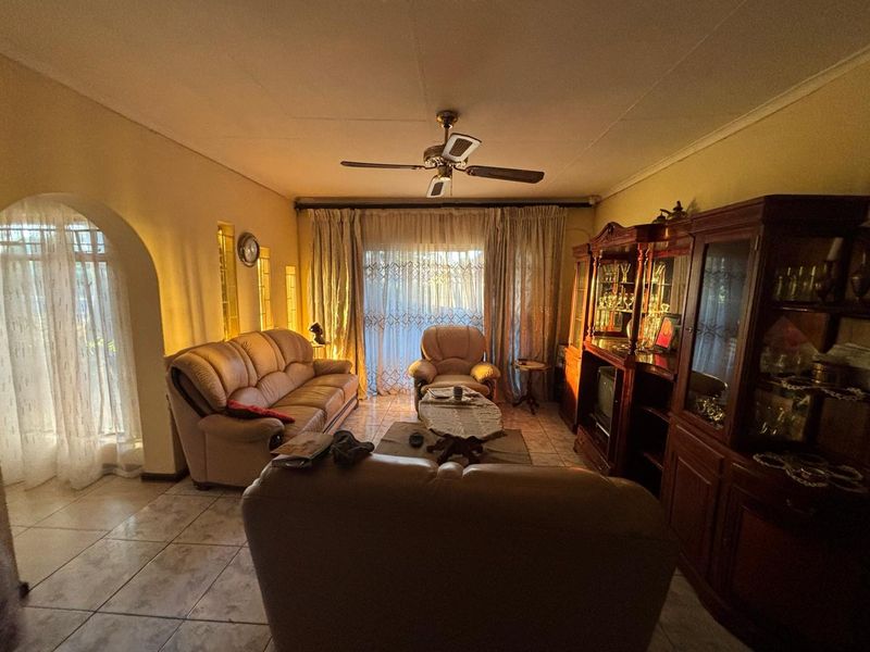 Spacious 3-Bedroom house for sale - Photo 5
