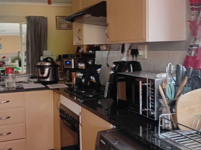 Comfortable and Secure Living in a Peaceful Complex - Photo 2